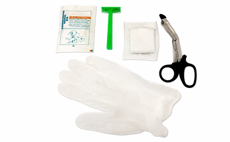 Kit 1er Secours (ciseaux, rasoir, écran facial bouche à bouche, paire de gants, compresses)